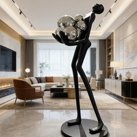 Sculpture abstraite en résine d'un homme tenant un objet en forme de lampe pour la décoration du salon pour Noël et Halloween