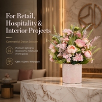 Arrangement de fleurs artificielles en soie de pivoine romantique dans un pot en céramique rose texturé pour la décoration de la maison, du bureau ou de la table.