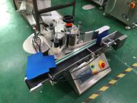 Machine d'étiquetage à structure de serrage pour conteneurs ronds, alimentation continue par convoyeur, étiquettes autocollantes pour bouteilles, bocaux, canettes en aluminium