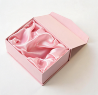 Boîte cadeau rigide magnétique rose mat élégante avec doublure en satin personnalisée, logo et dimensions sur mesure pour l'emballage de vêtements et de cosmétiques