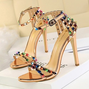 Sandales à talons hauts pour femmes, sandales romaines à talon aiguille, à bout ouvert avec rivets colorés - Product Image 5