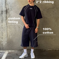 Ensemble de survêtement deux pièces pour homme avec surpiqûres contrastées, comprenant un t-shirt à manches courtes coupe oversize ajustée au cou et un short large, style streetwear