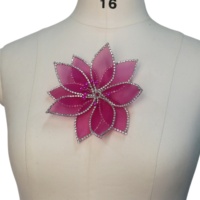 Appliques florales 3D élégantes faites à la main en verre et strass, à coudre sur les robes de mariée et de soirée