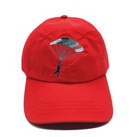 Nouvelle casquette de baseball non structurée à 6 panneaux, design brodé de saut en parachute et de parapente, en tissu satiné de nylon rouge, visière incurvée, style sportif