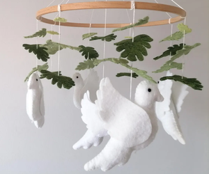 Móvil para Cuna de Bebé con Diseño de Paloma, Móvil de Pájaros Blancos para Cuna, Decoración Neutral para Cuarto de Bebé - Product Image 2