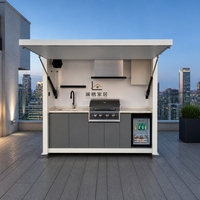 Cuisine extérieure sur mesure avec barbecue, évier, comptoir de service et réfrigérateur à porte vitrée