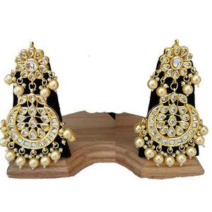 Boucles d'oreilles pendantes classiques et tendance avec un travail de perles élégant et une base en alliage robuste pour les tenues de mariée et les événements festifs - Product Image 5