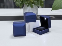 Boîte à bagues LED bleue en gros, boîte à bijoux LED bleu foncé avec logo personnalisé pour l'emballage de diamants
