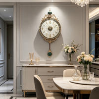 Horloge murale de style antique avec pendule en métal et coquille de nacre et d'ormeau, idéale pour la décoration de villa