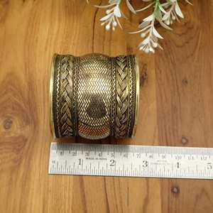 Bracelet de manchette large en laiton | Bracelet tissé Boho Tribal | Bijoux de déclaration vintage | Bracelet de ton or réglable pour femmes hommes - Product Image 2