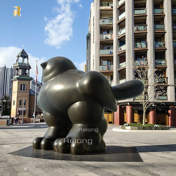 屋外の有名な金属製アート像、ブロンズ製のフェルナンド・ボテロ作