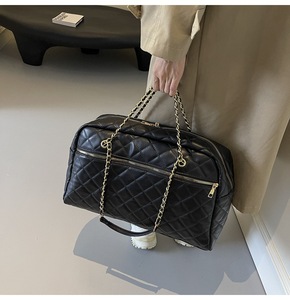 Sac fourre-tout de voyage pour femmes Sac de week-end en cuir Grand sac fourre-tout Mignon sac de sport en cuir matelassé avec sangle Chian - Product Image 1