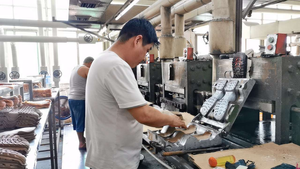 2023 nuovo design di alta qualità leggero e durevole suola in ETPU suola per popcorn suola per scarpe da corsa sportiva - Product Image 4