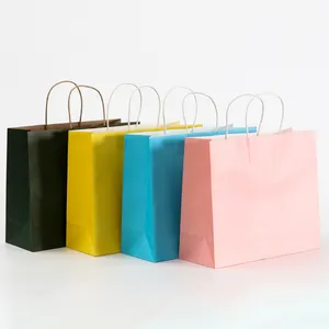 حقيبة ورقية ملونة رخيصة مضادة للماء للمتسوقين حقائب من الورق المقوى بمقبض على شكل حبل