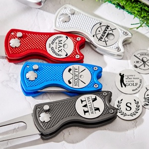 Juego de toalla de golf y marcador de pelota con logotipo grabado en caja dorada única, chapado en negro, gorra snapback, etiqueta novedosa Blip, gorras South Blanks con borde. - Product Image 1