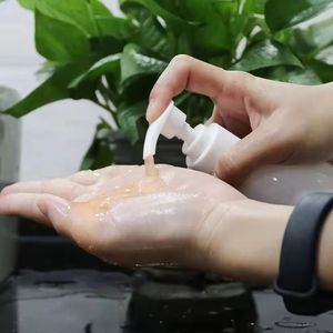 عبوة عناية بالبشرة قابلة لإعادة الملء ، بيضاء/بنية اللون مع رشاش بمضخة محكمة الغلق - Product Image 5