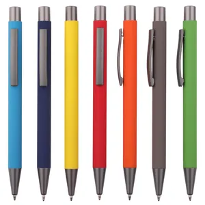 Kişiselleştirilmiş yumuşak kauçuk kaplı varil gravür kalem metal lüks siyah alüminyum metal tükenmez kalem ile özel logolu kalem metal