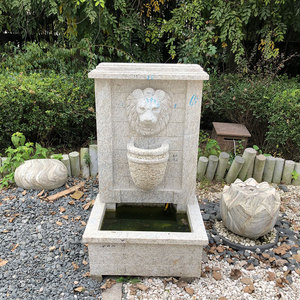 Hermosa Fuente de Pared con Cabeza de León Tallada en Granito Antiguo para Decoración de Jardín - Product Image 1