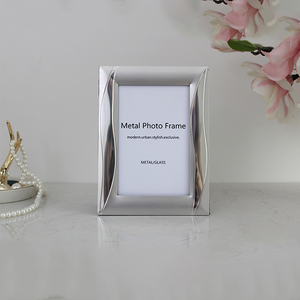 Khung ảnh kim loại dập nổi viền rộng, không khí đơn giản, nhiều kích cỡ, để bàn - Product Image 3