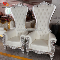 Sillón tipo trono Queen con respaldo alto, marco dorado y plateado, ideal para fiestas de quinceañera y baby shower.