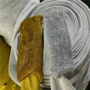 Épurateur d'éponge en métal de récureur d'acier inoxydable dans la couverture de tissu d'éponge de douille d'argent d'or d'emballage de carte suspendue