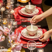Service de table en céramique de style vintage de luxe, avec un imprimé floral rouge et blanc, vaisselle pour la salle à manger à domicile et les rassemblements familiaux
