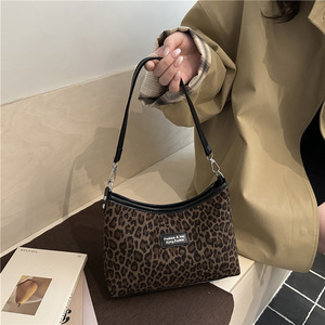 Sac à bandoulière imprimé léopard pour femme, taille moyenne, sac fourre-tout décontracté, sac bandoulière tendance pour un usage quotidien - Product Image 1