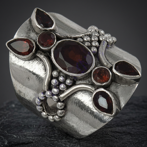 Anillo de cóctel Art Palace de plata 925 con piedra granate, engaste de bisel vintage, diseño geométrico unisex - Product Image 1