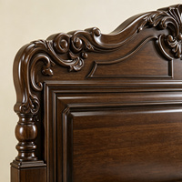 Cadre de lit en bois foncé de style classique européen avec des sculptures ornées pour chambre à coucher de luxe