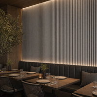 Panneau mural acoustique WYRAX en lattes de bois gris avec feutre gris personnalisé en PET pour la rénovation des murs de salle à manger