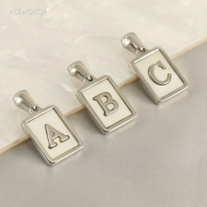 Colgante Rectangular con Inicial de Madreperla |   Charm de Letra del Alfabeto con Concha Natural, Chapado en Oro PVD de 18K, en Acero Inoxidable - Product Image 1