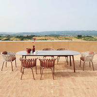 Ensemble de salle à manger d'extérieur moderne et minimaliste avec chaise en corde tressée à cadre en aluminium épais, siège en éponge et table rectangulaire à plateau en marbre pour patios