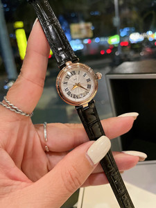 Montre pour femme en acier inoxydable, bracelet or rose, 28 mm, cadran rond analogique à quartz, élégante et tendance, avec chiffres romains - Product Image 1