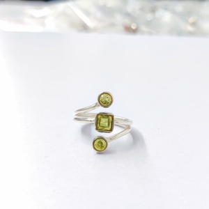 Anillo de Peridoto en Plata de Ley 925, Hermoso Anillo de Piedras Preciosas, Colección Hecha a Mano, al Mejor Precio - Product Image 1