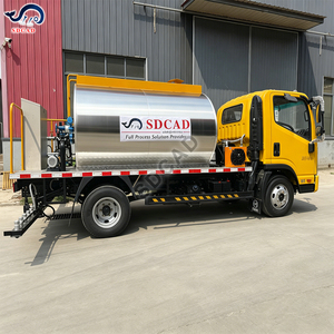 Camion distributeur d'asphalte de 8 m3 résistant à la corrosion, durable et esthétiquement plaisant avec un habillage en acier inoxydable - Product Image 1