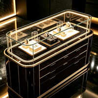 Luxuriöse Gebogene Glas-Uhrenvitrine, LED-Beleuchtung, Mehrere Aufbewahrungsschubladen, Anpassbar, für Hochwertige Juweliergeschäft-Präsentation