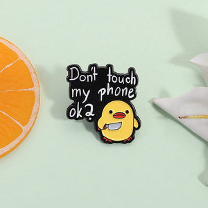 Spilla creativa carina anatra non toccare il mio telefono spilla in lega Meme distintivo regalo smalto - Product Image 3