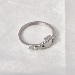 Anillo DE BODA femenino de acero inoxidable de moda Pure <span class=keywords><strong>Love</strong></span> Carat Hand Heart Crown con circón de corte princesa y chapado en oro - Product Image 6