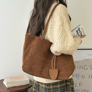 กระเป๋าโท้ทหนังกลับสำหรับผู้หญิง สีน้ำตาลกาแฟ หัวเข็มขัดแม่เหล็ก กระเป๋าสะพายสำหรับเดินทางทุกวัน ความจุขนาดใหญ่ สีพื้น - Product Image 1