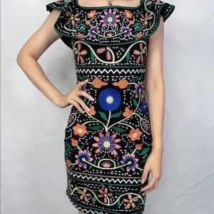 ผู้ผลิตเสื้อผ้าสตรี ชุดมินิเดรสลำลองติดกระดุมแต่งระบายพร้อมลายปัก - Product Image 4