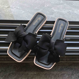 Nuova pantofola con bottone quadrato da donna - Product Image 2