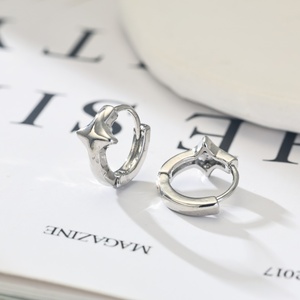 Pendientes de Estrella de Cuatro Puntas Elegantes y Versátiles al por Mayor del Fabricante, Aros Sencillos y Modernos Unisex, Orejeras de Moda - Product Image 2