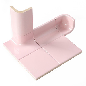 Accessoires de carrelage de salle de bain en céramique de couleur rose, bordures courbes - Product Image 1