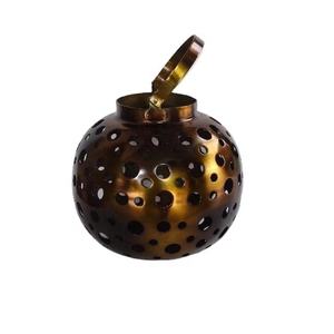 โคมไฟโลหะทองเหลืองโบราณทรงกลมพร้อมรูปแบบการตัดด้วยมือของตกแต่งคริสต์มาสบ้าน - Product Image 1