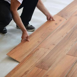 Losetas de Vinilo de Lujo LVT de Madera de Roble Blanco de Diseño Moderno 4mm-8mm, Piso SPC con Cierre de Clic para Decoración de Sala de Estar - Product Image 1