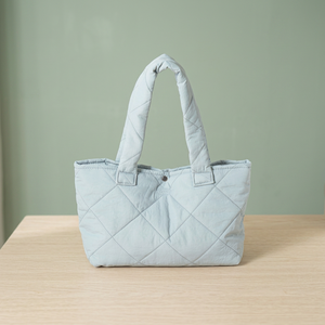 Borsa da donna con scritta blu trapuntata quadrata - Product Image 3