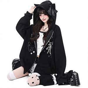 Sweat à capuche noir avec motif doodle mignon, coupe ample et design streetwear décontracté - Product Image 3
