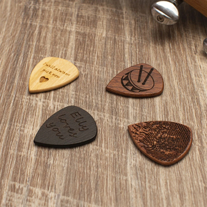 Étui pour plectres de guitare en <span class=keywords><strong>bois</strong></span> |   Médiators de guitare personnalisés |   Cadeau pour les amateurs de musique |   Gravure personnalisable - Product Image 2