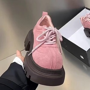 รองเท้าส้นตึกสีชมพูสไตล์สาวหวานสุดฮิตปี 2026 รองเท้าหนังเพิ่มความสูงอเนกประสงค์สำหรับสาวตัวเล็ก - Product Image 1