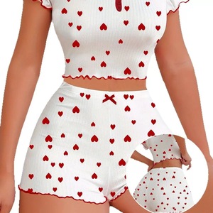 Nouvel ensemble de pyjama pour femmes de style européen et américain avec boutons côtelés imprimés en forme de cœur, adapté à la fois aux tenues décontractées et à l'usage quotidien. - Product Image 4